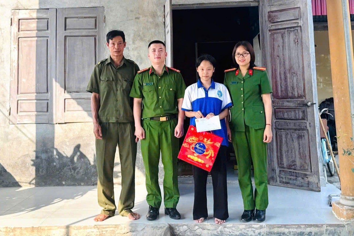 Công an xã Yết Kiêu tổ chức tặng quà cho trẻ em có hoàn cảnh khó khăn nhân ngày quốc tế thiếu nhi